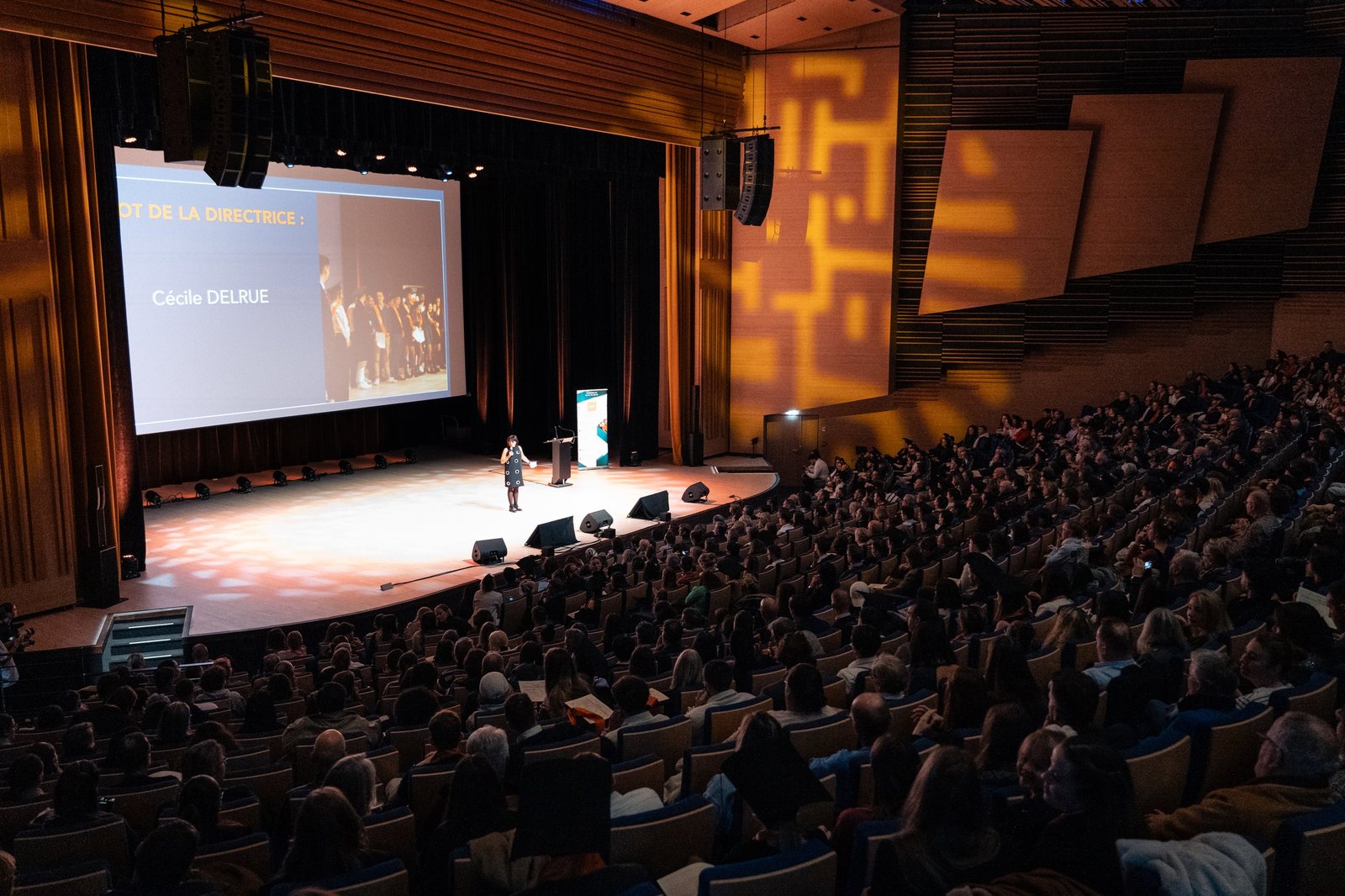 Le Grand Auditorium rempli pendant le mot de la directrice