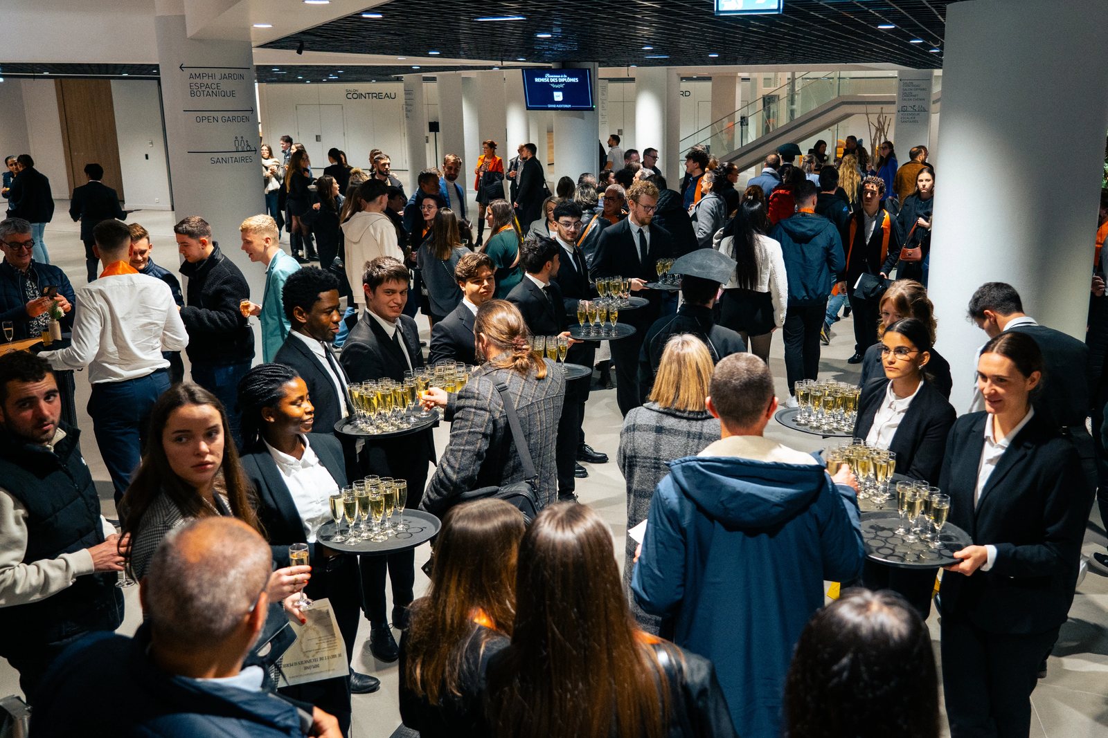 Le cocktail dans le hall du Centre des congrès, serveurs et plateaux de coupes